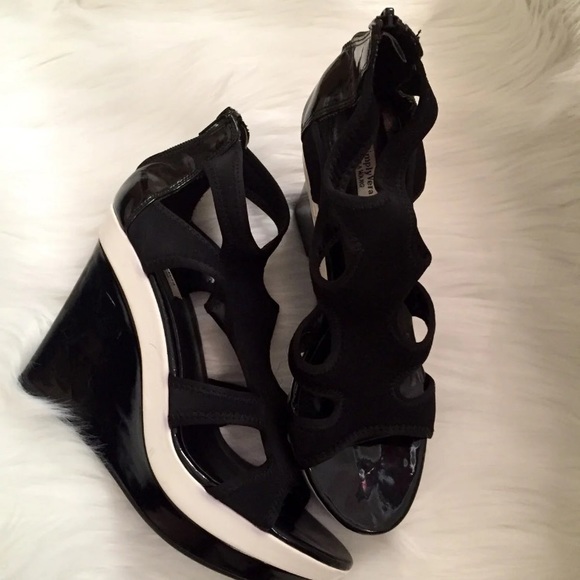 Vera Wang Shoes - Vera Wang Wedges💕